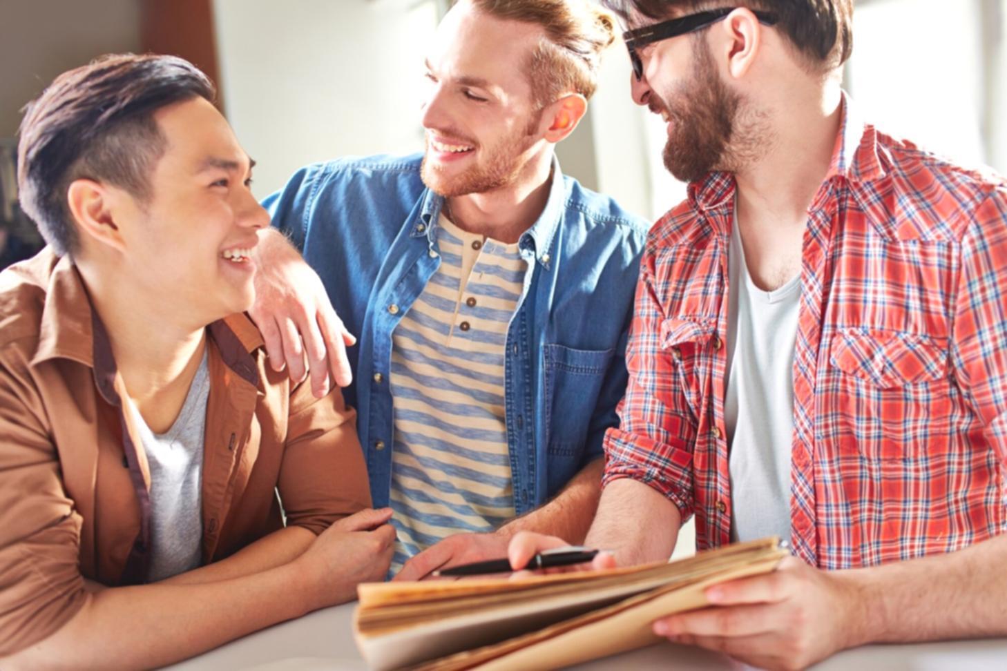 Persona trabajando en análisis financiero con documentos y calculadora