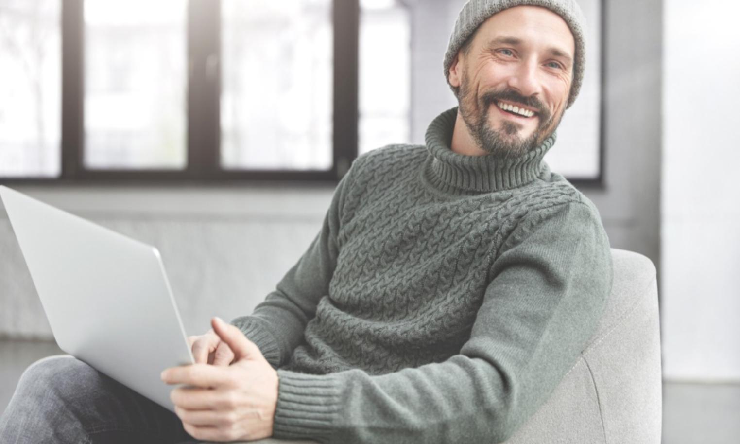 Espacio de trabajo ordenado con laptop, cuadernos y materiales de estudio financiero