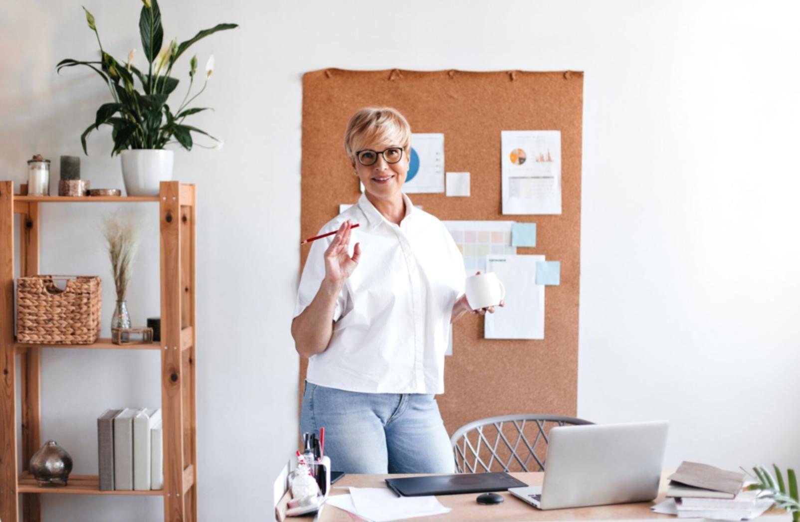 Grupo de estudiantes trabajando juntos en ejercicios de planificación financiera