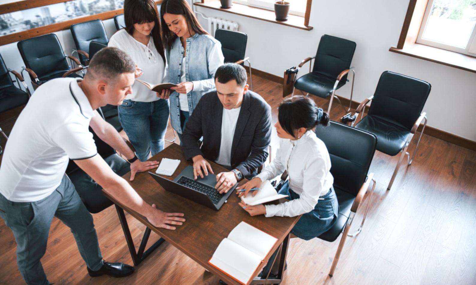 Mesa de trabajo con calculadora, documentos financieros y gráficos de presupuesto